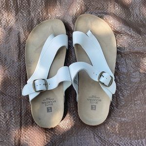 White Mountain size 7 white sandals